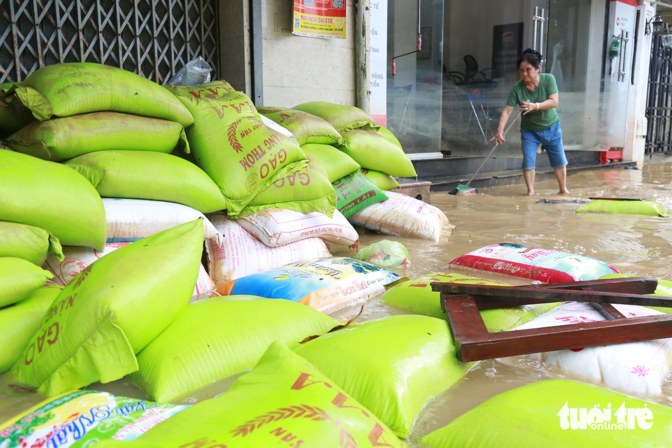 顺化商户在洪水后茫然看着受损商品